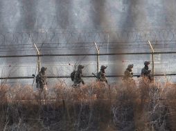 Militares sudcoreanos caminan junto a una barda fronteriza con Corea del Sur. AP /