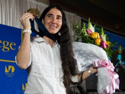 Yoani recibe la Medalla Presidencial por parte de la institución educativa Miami Dade College. EFE /