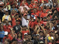 El sondeo considera al candidato oficialista como honesto por el 54% de los consultados, frente al 32% del aspirante opositor. ARCHIVO /