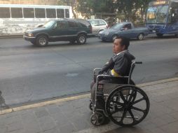 Antonio Méndez Cruz estuvo 40 minutos esperando a que un camión con rampa le brindara el servicio de transporte público.  /