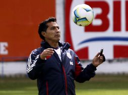 El entrenador de Chivas ya está acostumbrado a los movimientos. ARCHIVO /