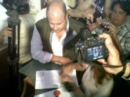 Alfaro Ramírez estuvo acompañado por funcionarios de Movimiento Ciudadanos y por el alcalde de Tlajomulco, Ismael del Toro. ESPECIAL /