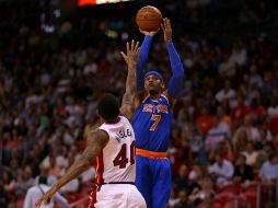 Carmelo anota para los Knicks durante el partido. AFP /