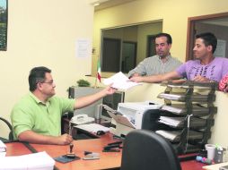 Rigoberto Díaz y Luis Chávez, representante y abogado de los transportistas, entregan el recurso de reclamación ante el TAE. EL INFORMADOR /