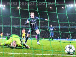 A pesar de que le desviaron el esférico, el arquero del Barcelona pudo haber impedido el gol del París Saint Germain, al minuto 94. AFP /