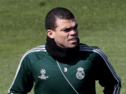 El zaguero entrena con sus compañeros en busca de recuperar su lugar. EFE /