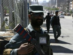 Un oficial de seguridad afagano monta guardia luego del ataque al tribunal por parte de talibanes. EFE /