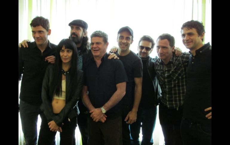 El músico subraya la versatilidad de la agrupación Bajofondo, formada por músicos argentinos y uruguayos. EFE /