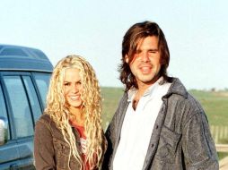 Antonio de la Rúa, aquí con Shakira, exige una indemnización millonaria. ARCHIVO /