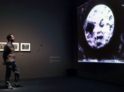 Un visitante de CaixaForum observa la proyección de ''Viaje a la luna'', una película de 1902. EFE /