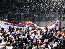 Se estima que unos ocho mil maestros marchan para manifestar su repudio a la reforma educativa promulgada en febrero pasado. EFE /