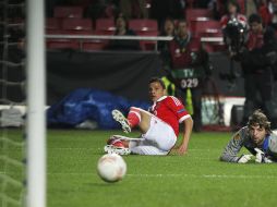 El jugador del Benfica Rodrigo Lima anota un gol ante el guardameta del Newcastle. EFE /