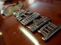 De manera ingeniosa, los diseñadores transformaron aspectos arquitectónicos y culturales en joyas.  /