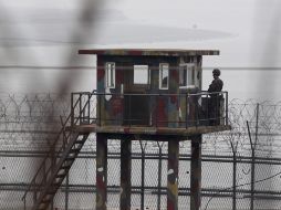 Soldados surcoreanos vigilan en un puesto de centinela en la Zona Desmilitarizada, situada en la frontera con Corea del Norte. EFE /