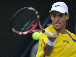 Santiago Giraldo regresa la pelota a Felder durante el partido. AFP /