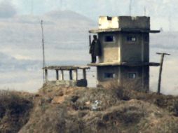 Un soldado norcoreano hace guardia en un puesto de control Panmungak, al norte del complejo intercoreano de Kaesong, en Corea del Sur. EFE /