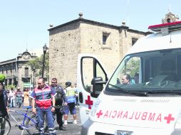 PLENO CENTRO. Paramédicos y policías viales trabajan en la zona donde falleció la víctima. ESPECIAL /