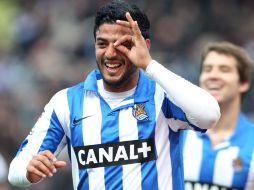 El delantero de la Real Sociedad, Carlos Vela (i) celebra el gol marcado ante el Málaga. EFE /