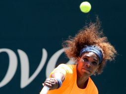 Serena Willians, en un servicio en el juego contra su hermana, Venus. AP /
