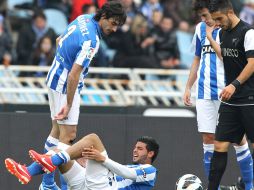 Carlos Vela (abajo) salió lesionado por sobre carga muscular. EFE /