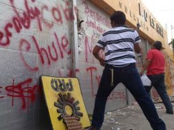 Los maestros disidentes rompieron ventanales, arrancaron letreros y derrumbaron la puerta de metal. SUN /