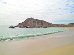 Espectáculo. La puesta de sol embellece el paisaje de esta playa.  /