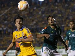 Lobos (izq) disputa un balón en el partido ante el León. AFP /