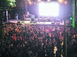 Pura fiesta. Jóvenes presencian la actuación del grupo folklorico Espumas y Terciopelo. EL INFORMADOR /