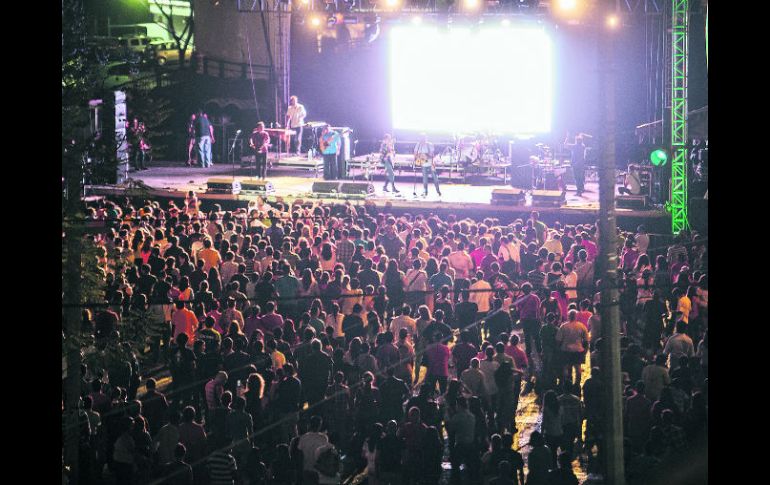 Pura fiesta. Jóvenes presencian la actuación del grupo folklorico Espumas y Terciopelo. EL INFORMADOR /
