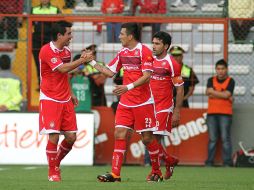 Cacho, Benítez y 'Sinha' celebran el gol de la victoria ante Monterrey. AFP /