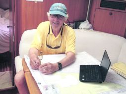 Democracia del capitán. Enrique ''Patas'' Aldrete dirige la travesía, al momento de planear su ruta y estimar rumbo a la Isla Cocos. ESPECIAL /