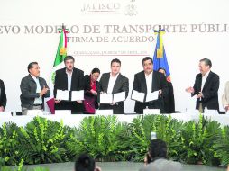 Transporte público. Arturo Zamora, Hugo Higareda, Aristóteles Sandoval y Juan Carlos Villarreal, durante la firma del convenio. EL INFORMADOR /