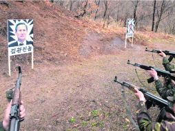 Soldados norcoreanos usan como blanco imágenes del ministro de Defensa surcoreano, Kim Kwan-jin y de un soldado de Estados Unidos. AFP /