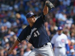Marco Estrada lanza en este cotejo 100 disparos a la caja de bateo, con 65 strikes, y se enfrenta con buenas cuentas a 27 rivales. AFP /