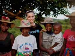 Sonriente y dispuesta a convivir con los niños, la intérprete disfrutó la jornada. EFE /