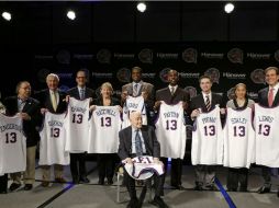Miembros del Salón de la Fama de la NBA posando junto a los jugadores después de aceptar incluirlos al Salón. AP /