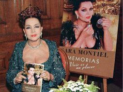 Sara Montiel sostiene su libro ''Vivir es un placer'', donde recopila memorias de su carrera. ARCHIVO /