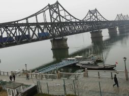 Camiones de mercancías cruzan el puente de la amistad que separa China y Corea del Norte hacia la localidad norcoreana de Sinuiju. EFE /