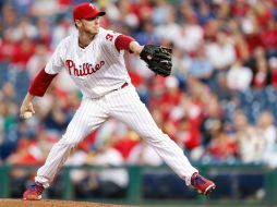 El estelar de los Filis permite siete anotaciones y seis imparables en algo más de cuatro episodios. AFP /