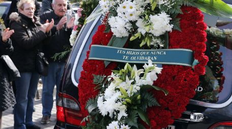 Un grupo de personas aplaude al paso del coche fúnebre con los restos de la actriz Sara Montiel. EFE /