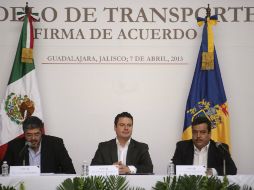 Sandoval Díaz (c) durante la firma del acuerdo del pasado domingo siete de abril. ARCHIVO /