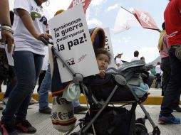 Un grupo de personas participa en la Marcha Por la Paz en Colombia. EFE /