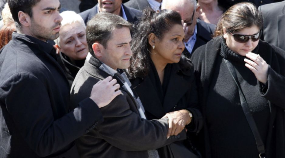 Zeus y Thais (d), hijos de Sara Montiel, fallecida ayer en su domicilio de Madrid. EFE /