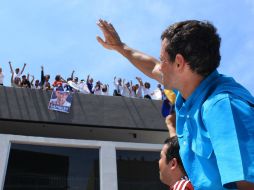 Henrique Capriles saludando a sus seguidores. EFE /