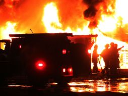 Los bomberos después de casi cuatro lograron apagar el fuego, pero se desconoce cuáles fueron las causas que originaron el siniestro.  /