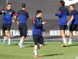 El astro argentino del Barcelona, Lionel Messi, entrenó ayer con sus compañeros de cara al duelo de hoy frente al PSG. EFE /