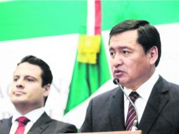 El secretario de Gobernación presentó en Jalisco el foro sobre el Plan Nacional de Desarrollo. Le acompaña el gobernador del Estado. EL INFORMADOR /