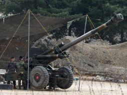 Soldados surcoreanos preparan la artillería durante unas maniobras militares en la ciudad de Paju. ARCHIVO /