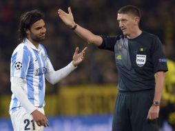 El silbante Craig Thomson (d) no sancionó dos fueras de juego durante el encuentro. EFE /