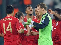 Pizarro y Neuer se felicitan luego de conseguir el pase a semifinales en Turín. AFP /